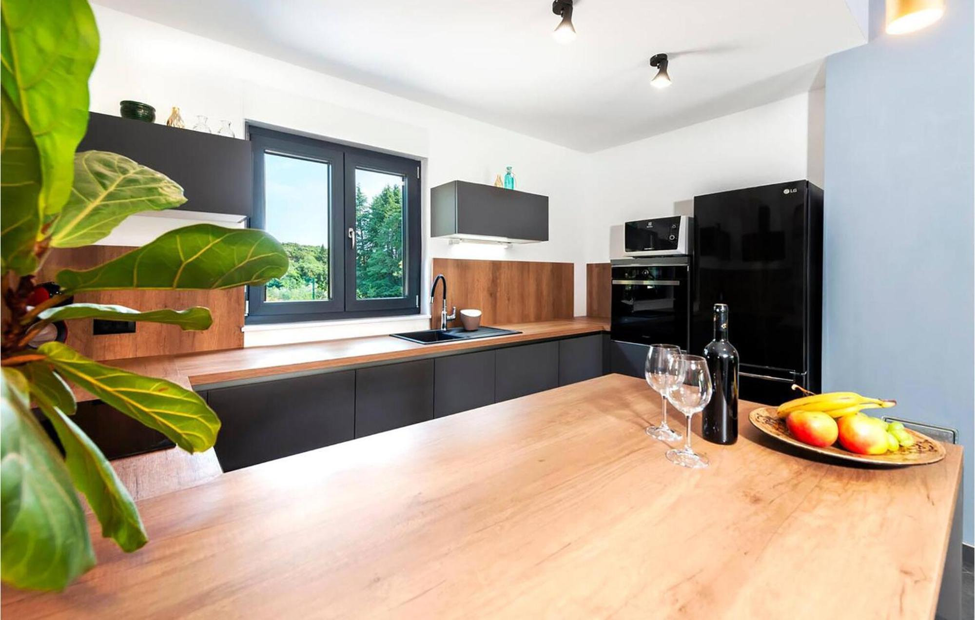 2 Bedroom Awesome In Rovigno