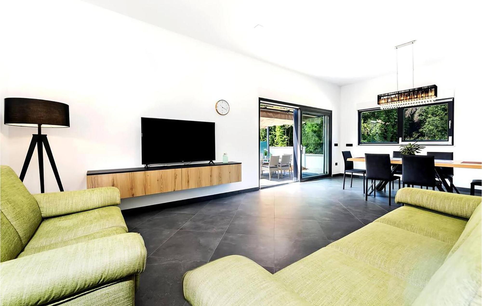 2 Bedroom Awesome In Casa vacanze *